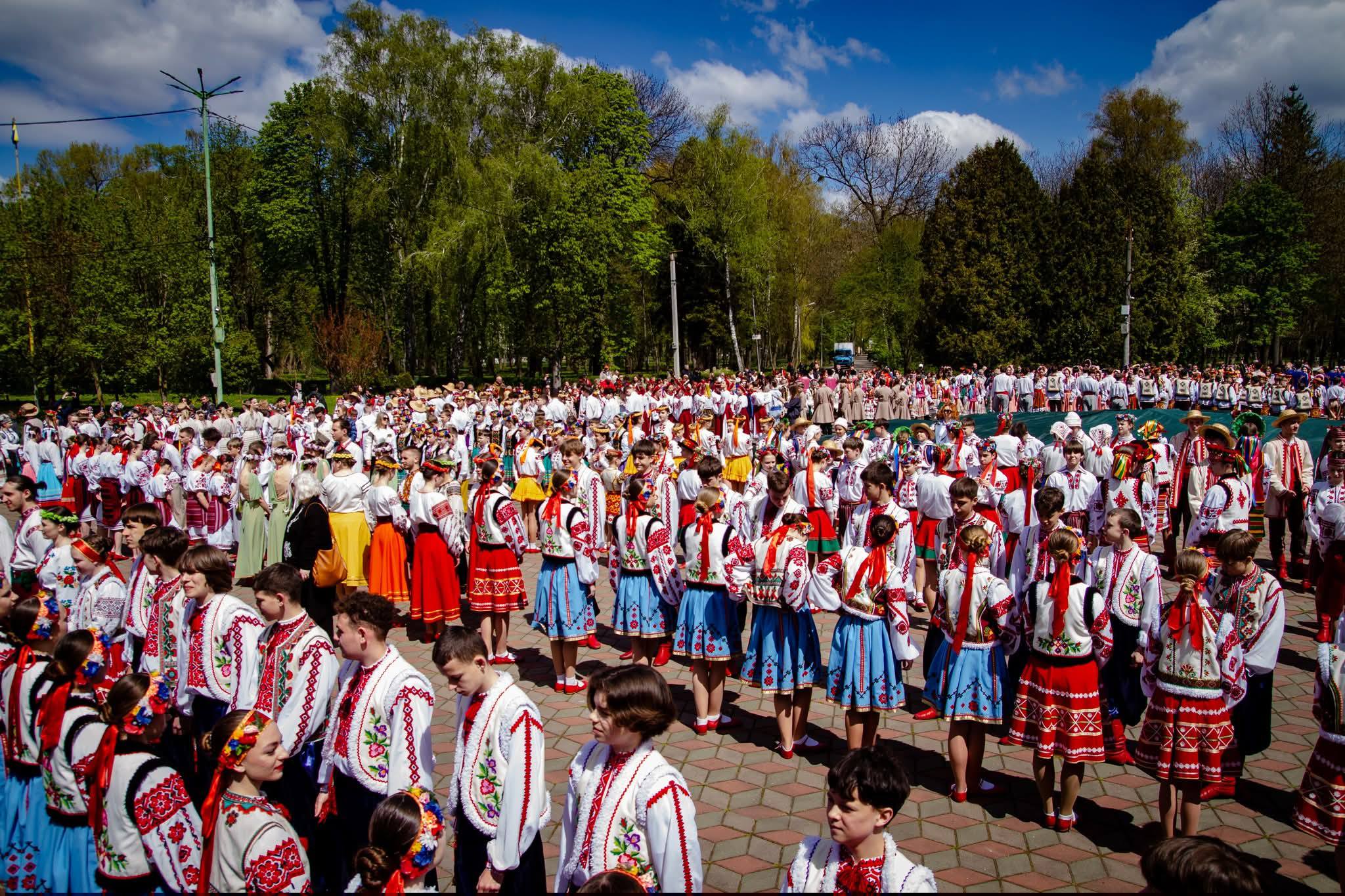 Фото до матеріалу: На Хмельниччині встановили рекорд України: 888 людей одночасно виконали «Краков’як»