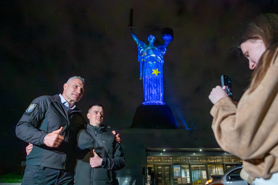 Фото до матеріалу: Батьківщина-мати засяяла синьо-жовтими кольорами ЄС: Кличко та посол Матернова вшанували європейський вибір України