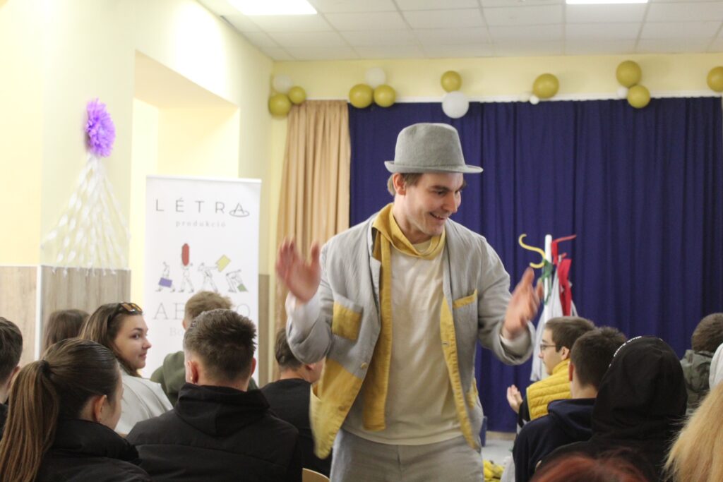 Фото до матеріалу: Театр у школі: у Косонському ліцеї пройшов інтерактивний день програми «Дейріне»