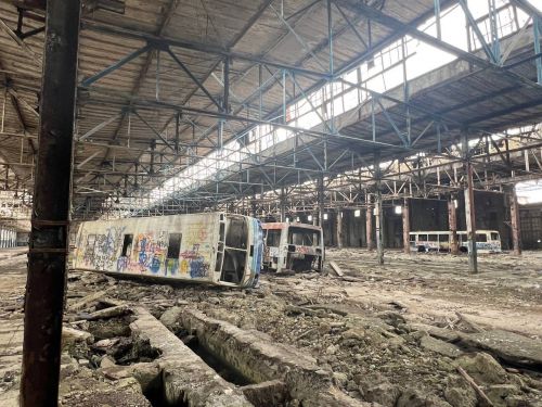 Фото до матеріалу: Руїни легендарного ЛАЗу: чому відновлення заводу неможливе у 2026 році