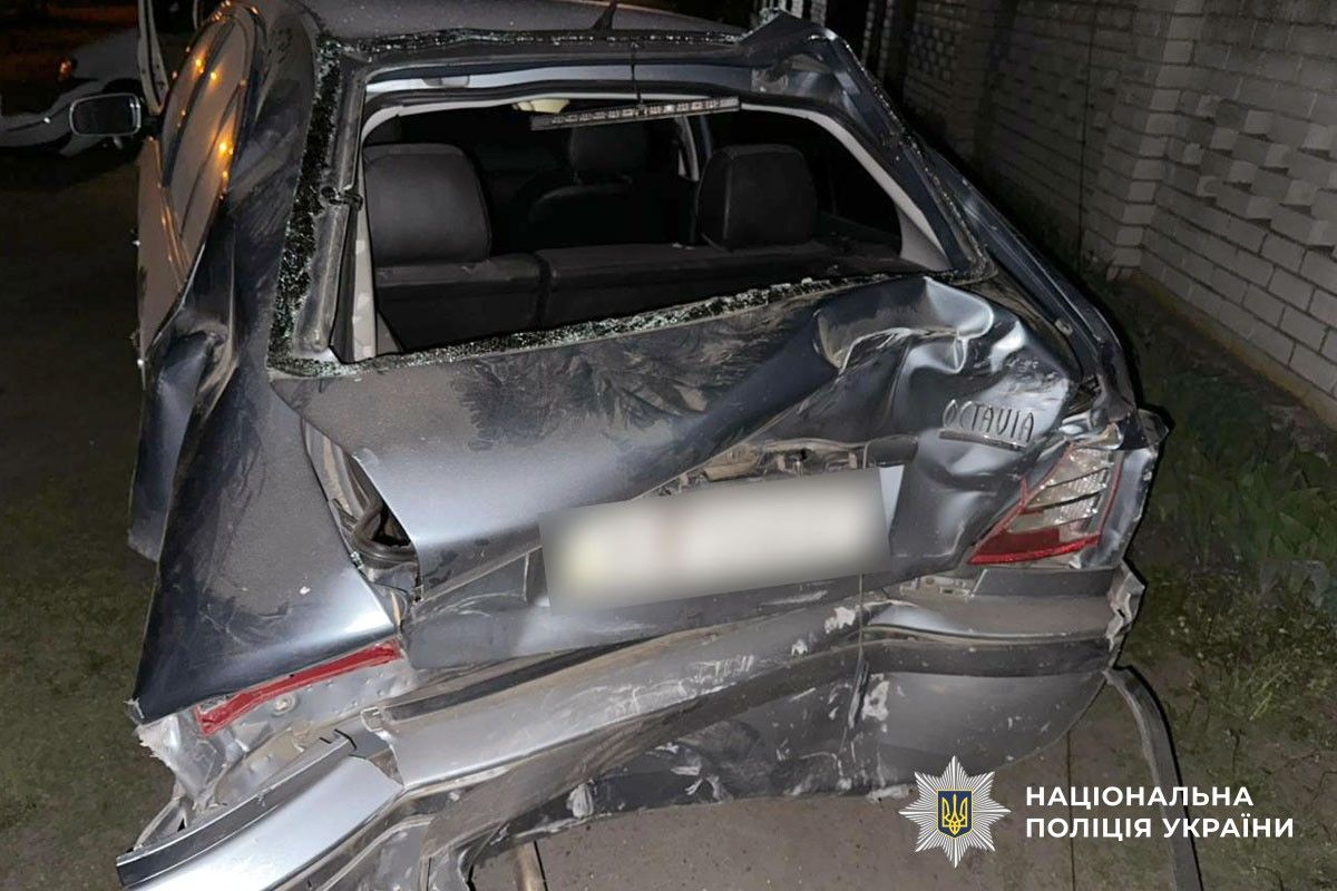Фото до матеріалу: П'яний водій у Решетилівці врізався в електроопору та авто: постраждав пасажир