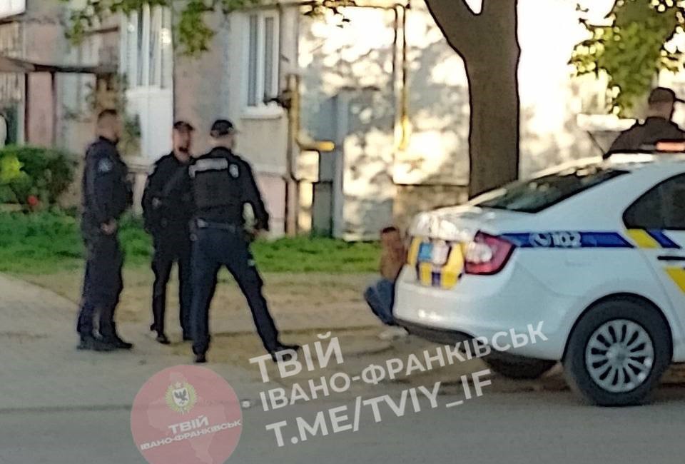 Фото до матеріалу: Чоловік із ножем налякав перехожих на вулиці Симоненка в Івано-Франківську