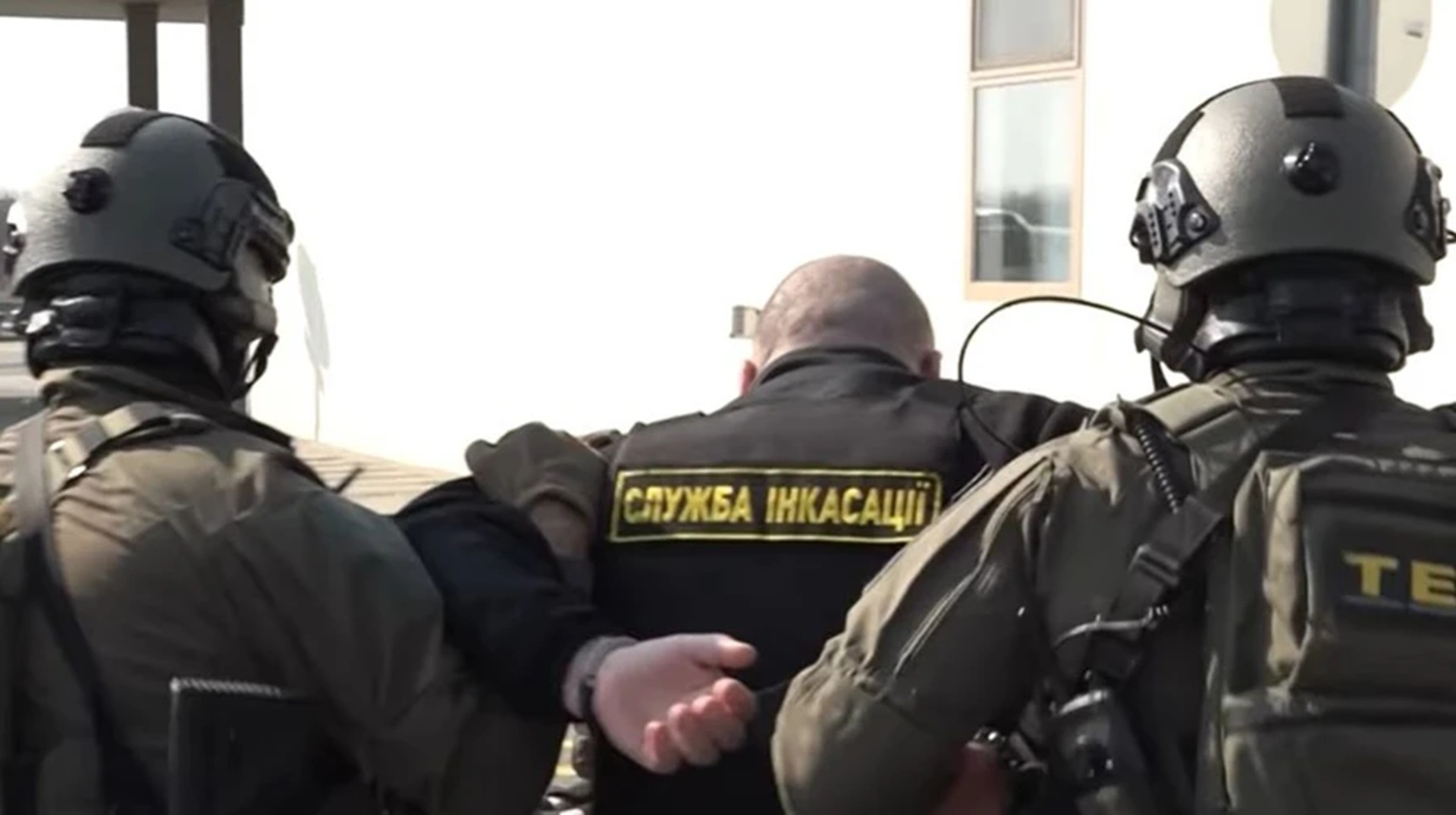 Фото до матеріалу: Угорщина повернула Україні вилучене золото та валюту «Ощадбанку»