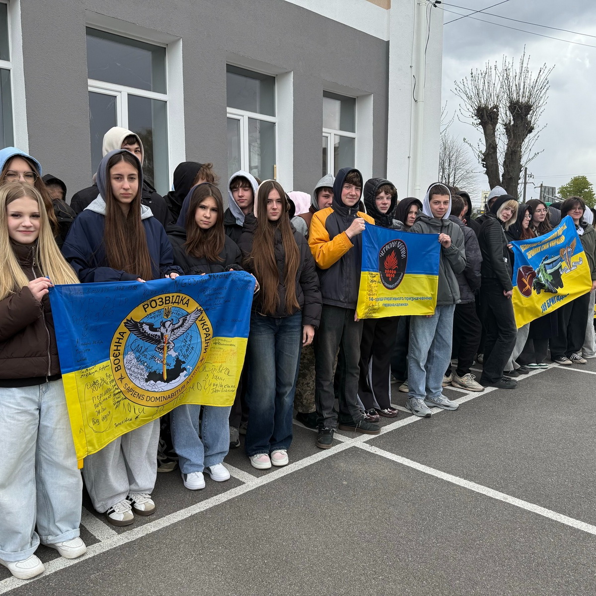 Фото до матеріалу: Вінницький ліцей №13 та родина загиблого Героя передали Mercedes на передову