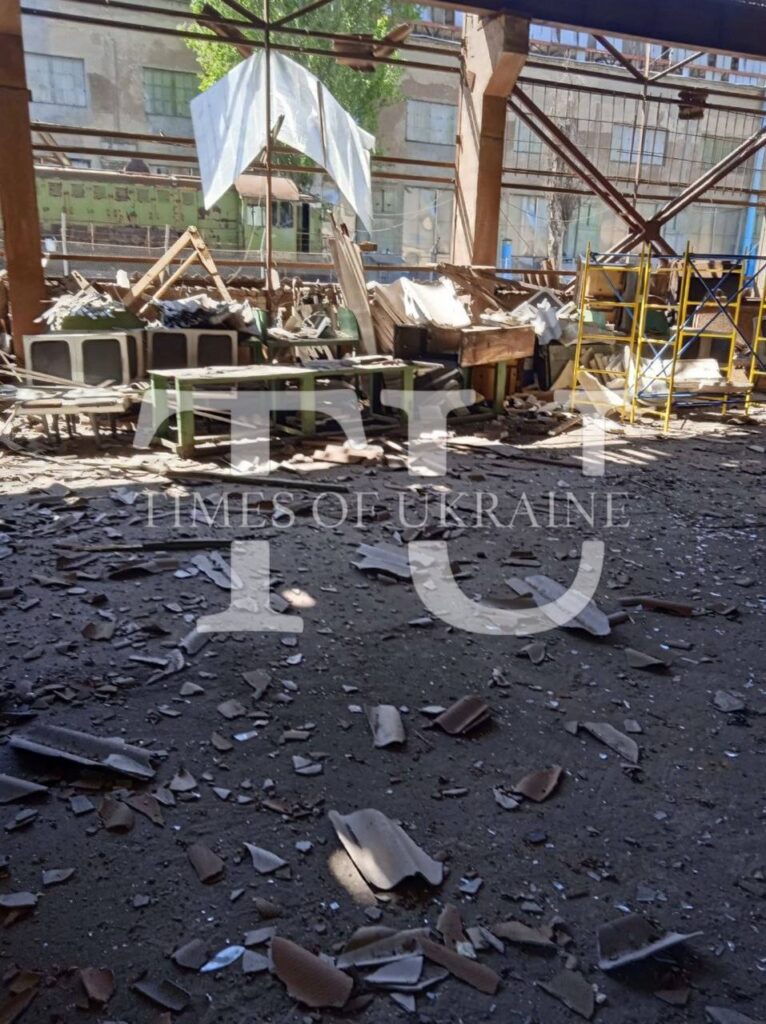 Фото до матеріалу: Дрон прилетів прямо в кабіну: опубліковано наслідки удару по електровозу на ЗЕРЗ (ФОТО)