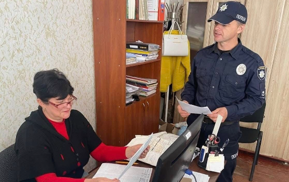 Фото до матеріалу: Клік, що може коштувати заощаджень: на Баштанщині поліцейський навчав громадян протидіяти шахраям