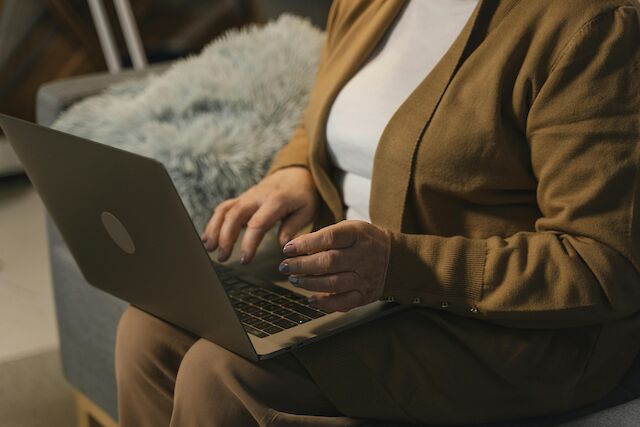 Фото до матеріалу: Програма працевлаштування для українців 50+: як взяти участь та що це дасть