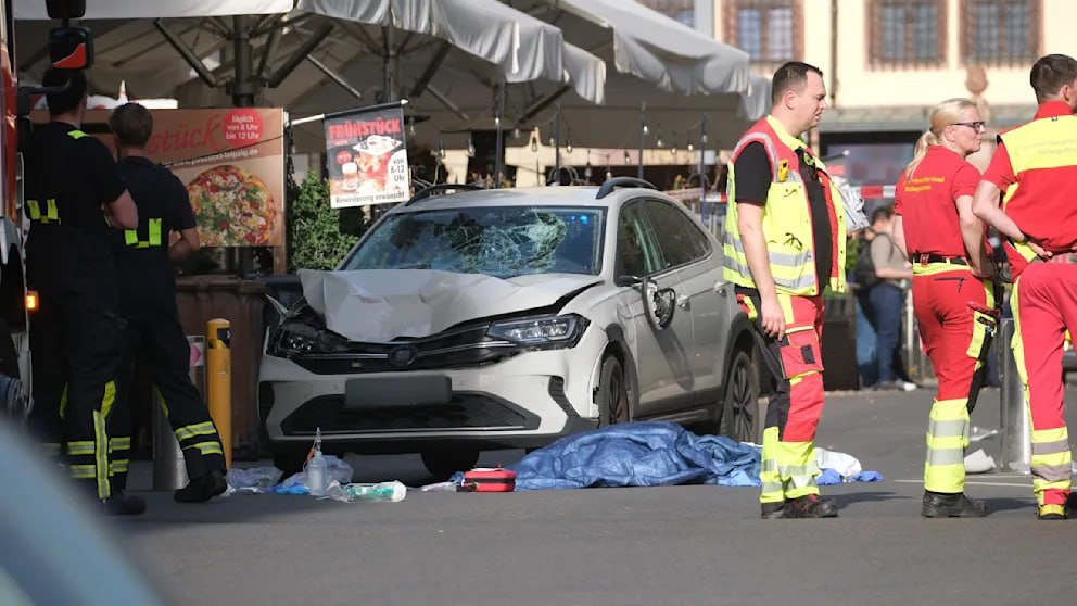 Фото до матеріалу: Трагедія в Лейпцигу: автомобіль врізався в натовп, є загиблі