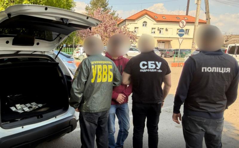 Фото до матеріалу: Двоє прикордонників на Закарпатті затримані за хабарі за пропуск військовозобов'язаних