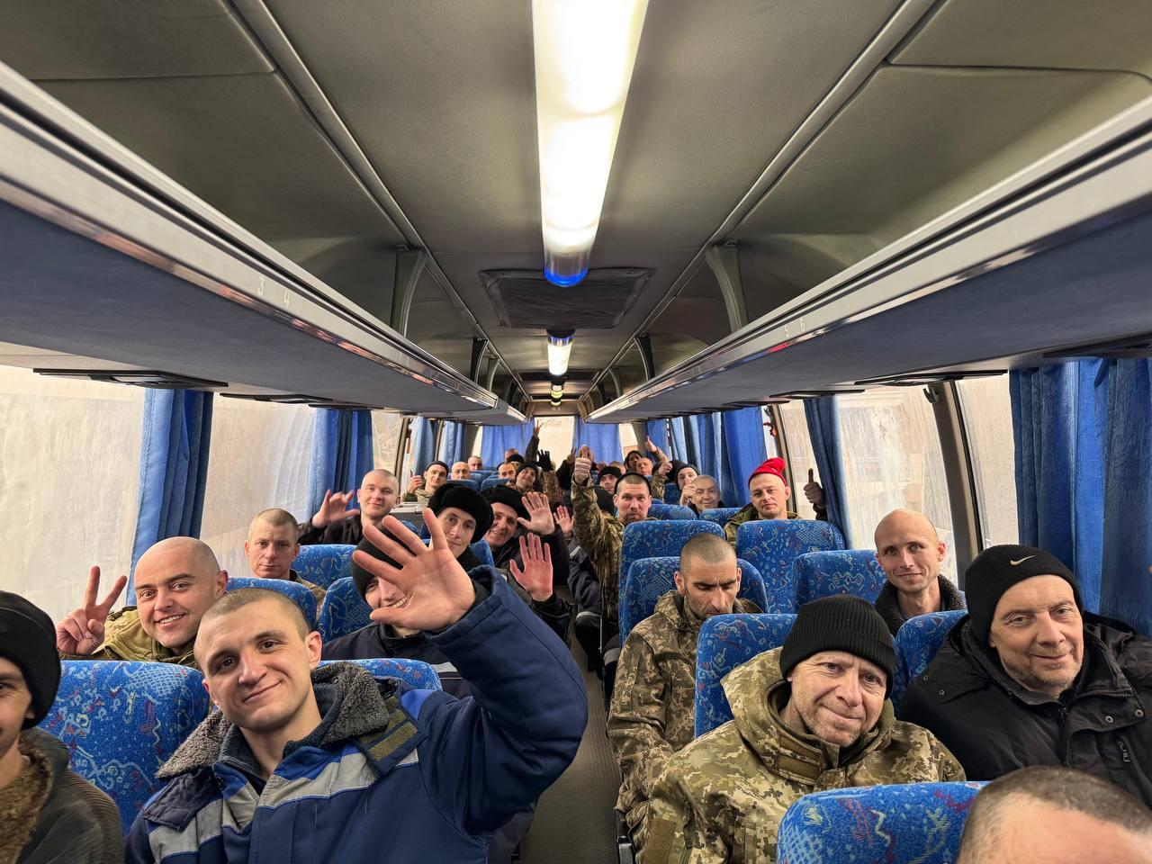 Фото до матеріалу: Чотирьох винничанців звільнили з російського полону в обміні військовозвільнених