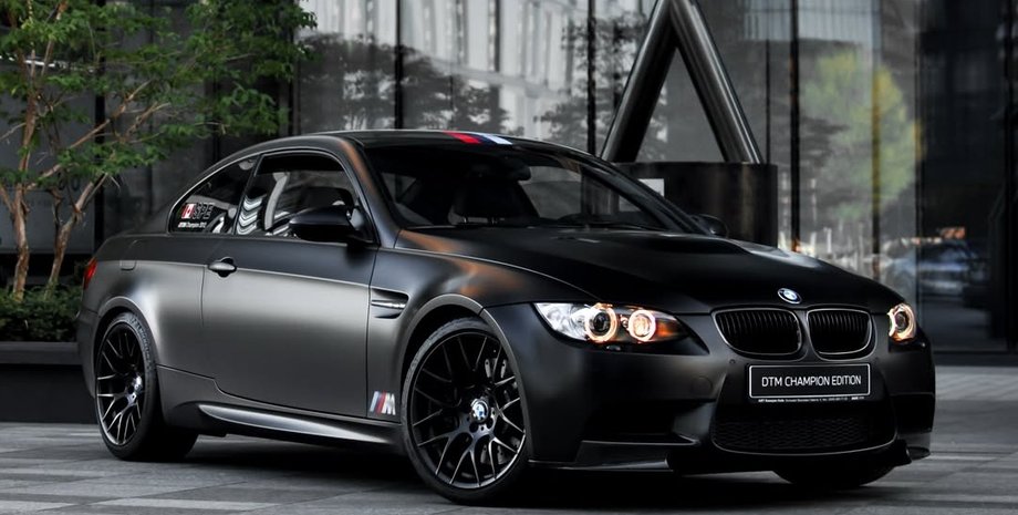 Фото до матеріалу: У Києві з'явився рідкісний 14-річний спорткар BMW M3 DTM Champion Edition