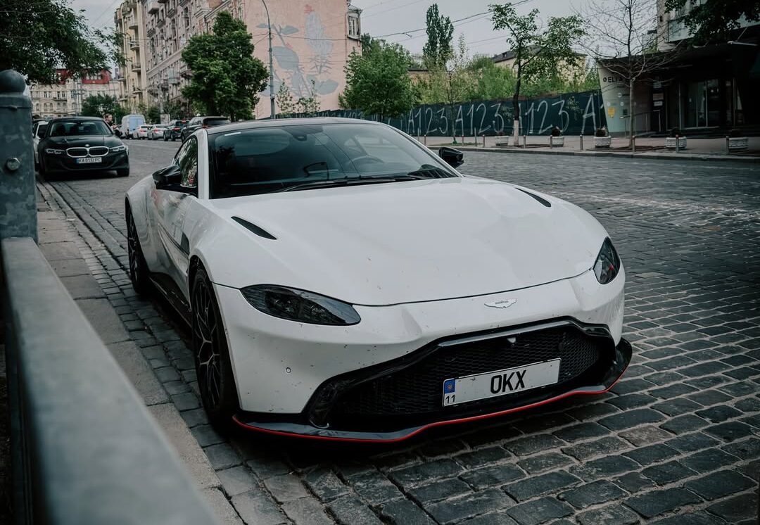 Фото до матеріалу: Білий Aston Martin Vantage 2021 року з двигуном Mercedes-AMG на вулицях Києва