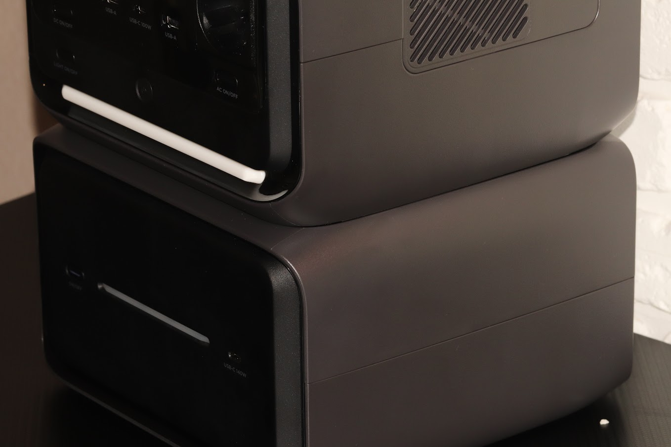 Фото до матеріалу: EcoFlow RIVER 3 MAX Plus Wireless: модульна зарядна станція для сучасного дому