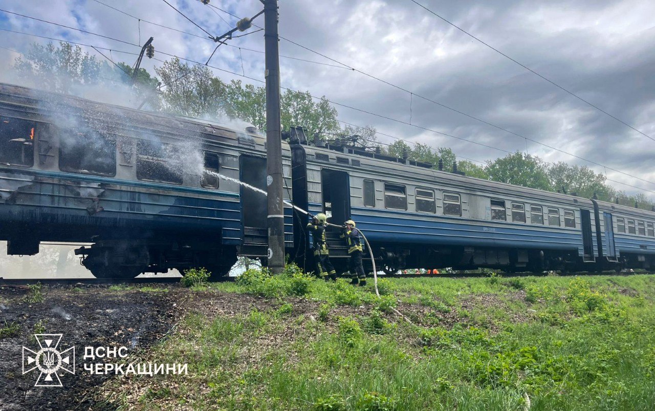 Фото до матеріалу: Поблизу Косарів загорили вагони електропотягу: евакуювали 40 пасажирів