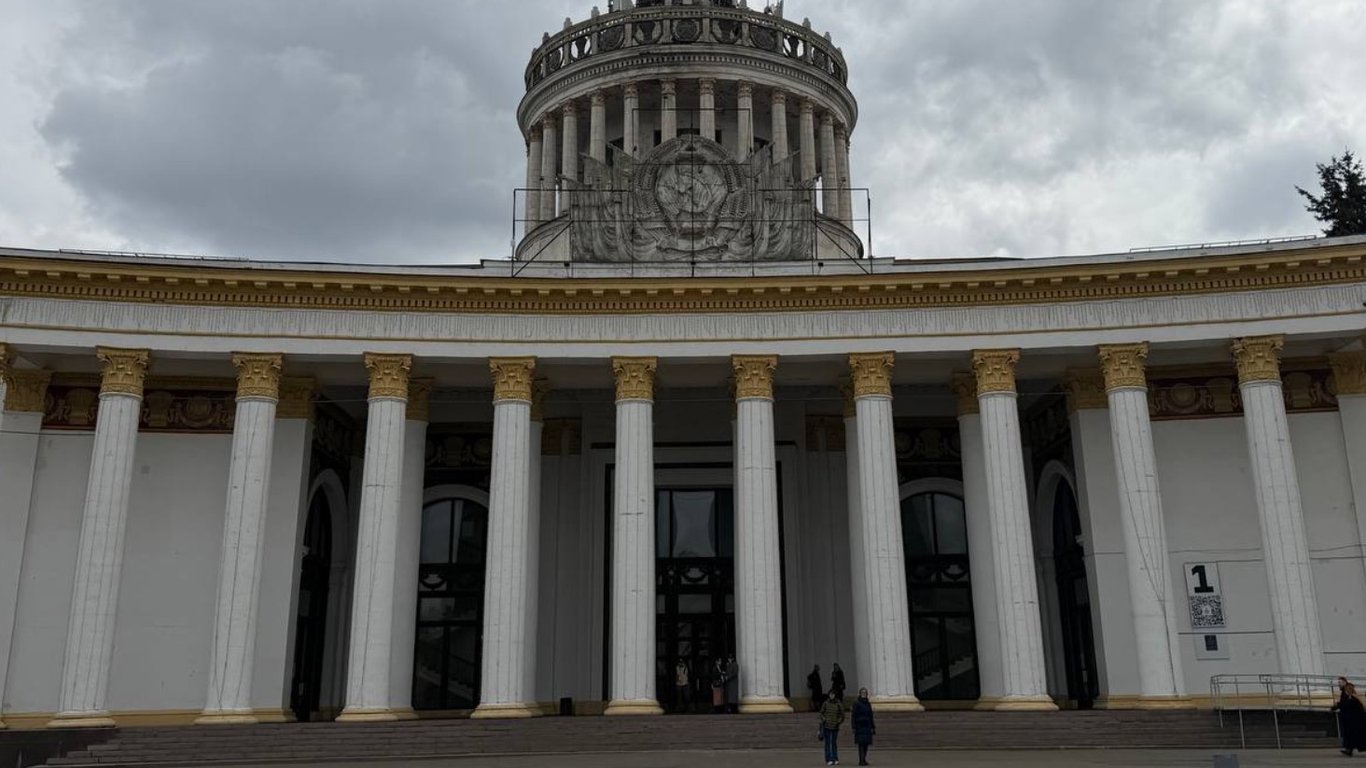 Фото до матеріалу: Дослідники запропонували варіанти майбутнього «серпа і молота» на ВДНГ