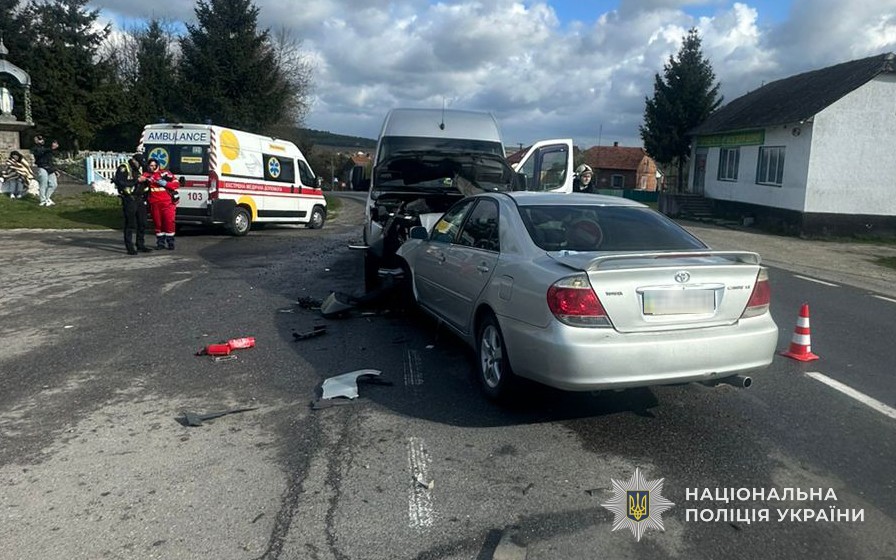 Фото до матеріалу: На Львівщині внаслідок ДТП на трасі потрапили до лікарні двоє водіїв та дві пасажирки
