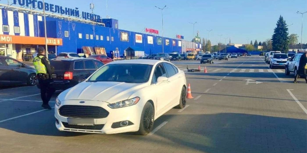 Фото до матеріалу: ДТП біля ТЦ у Вінниці: 10-річного самокатника госпіталізували після наїзду авто