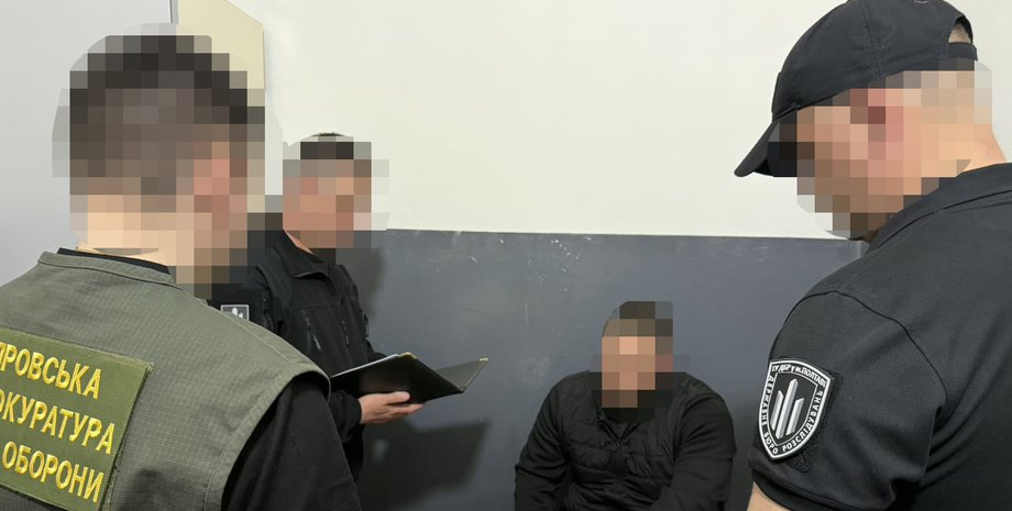 Фото до матеріалу: Військовому 155-ї бригади, який побив побратима перед строєм, вручили підозру