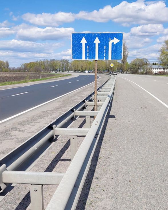 Фото до матеріалу: На небезпечних ділянках Вінниччини встановлюють нові знаки