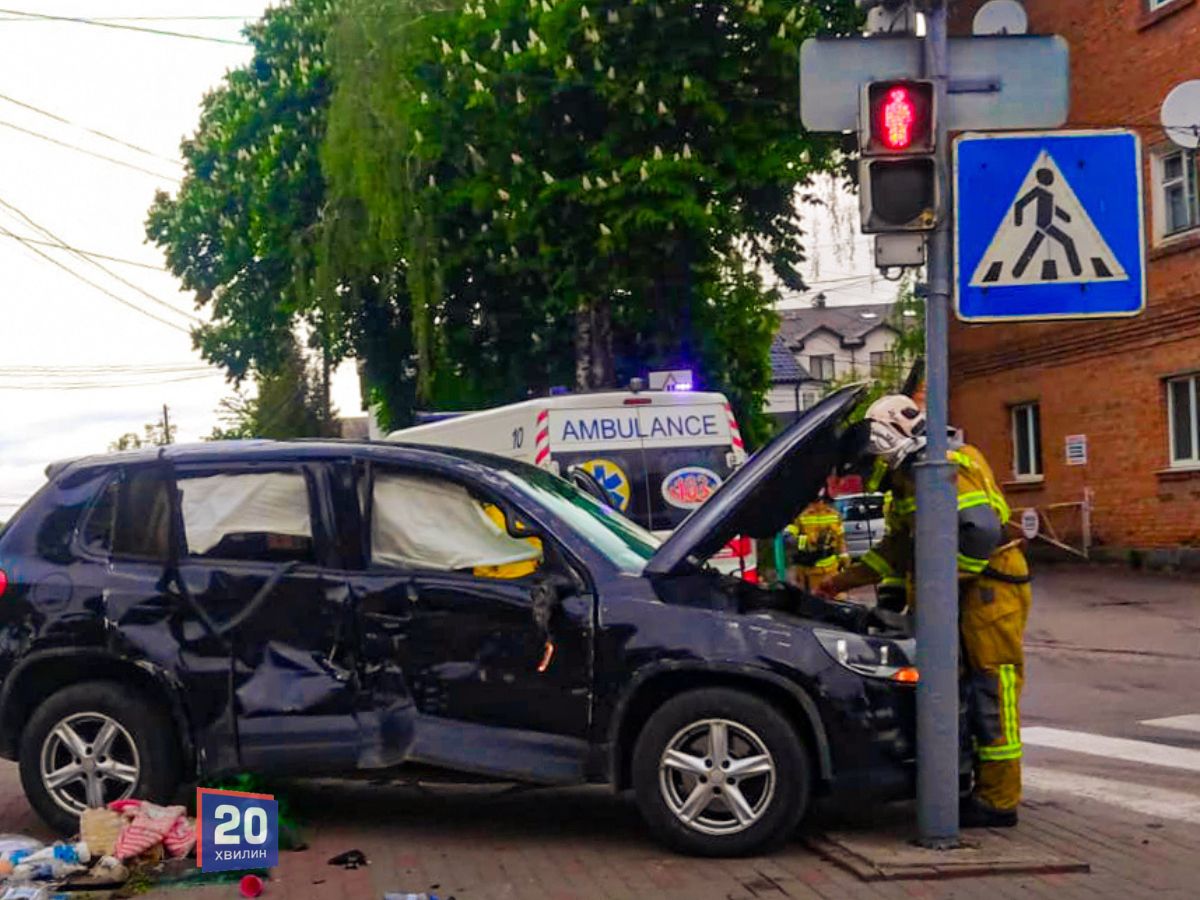 Фото до матеріалу: ДТП на Хмельницькому шосе: водійку деблокували без постраждалих