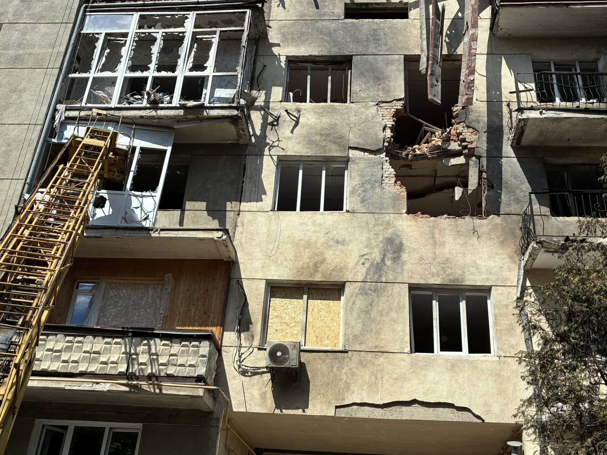 Фото до матеріалу: У Івано-Франківську ліквідують наслідки атаки: пошкоджені перекриття та відновлення житла