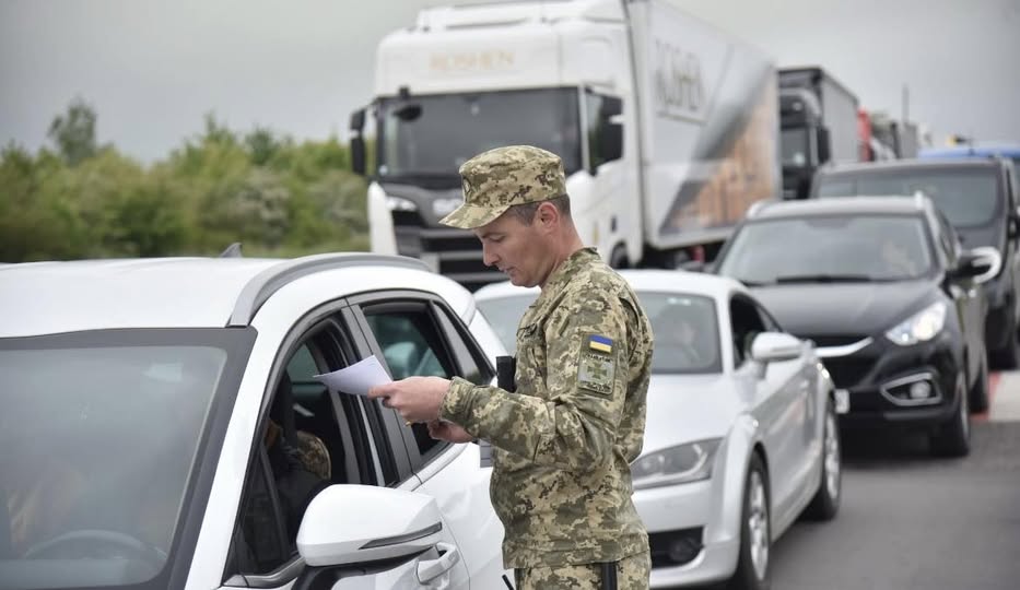 Фото до матеріалу: Чернівецький кордон: за добу проїхали 17 тисяч авто та 68 тисяч людей