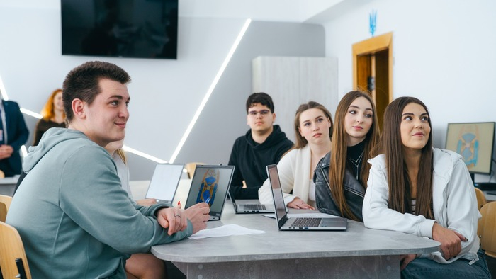 Фото до матеріалу: 382 українські школи та коледжі отримали 7 тисяч гаджетів від Японії