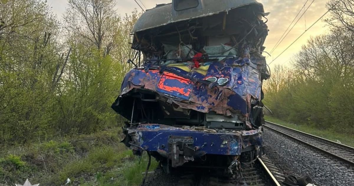 Фото до матеріалу: Поліція Львівщини встановлює обставини ДТП за участі потяга «Київ-Ужгород» та вантажівки