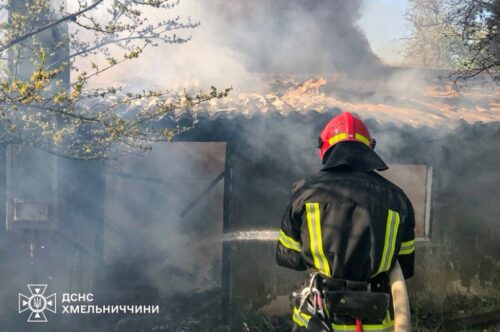 Фото до матеріалу: У Хмельниччині ліквідовано 11 пожеж: горіли сміття, рослинність та житлові будинки