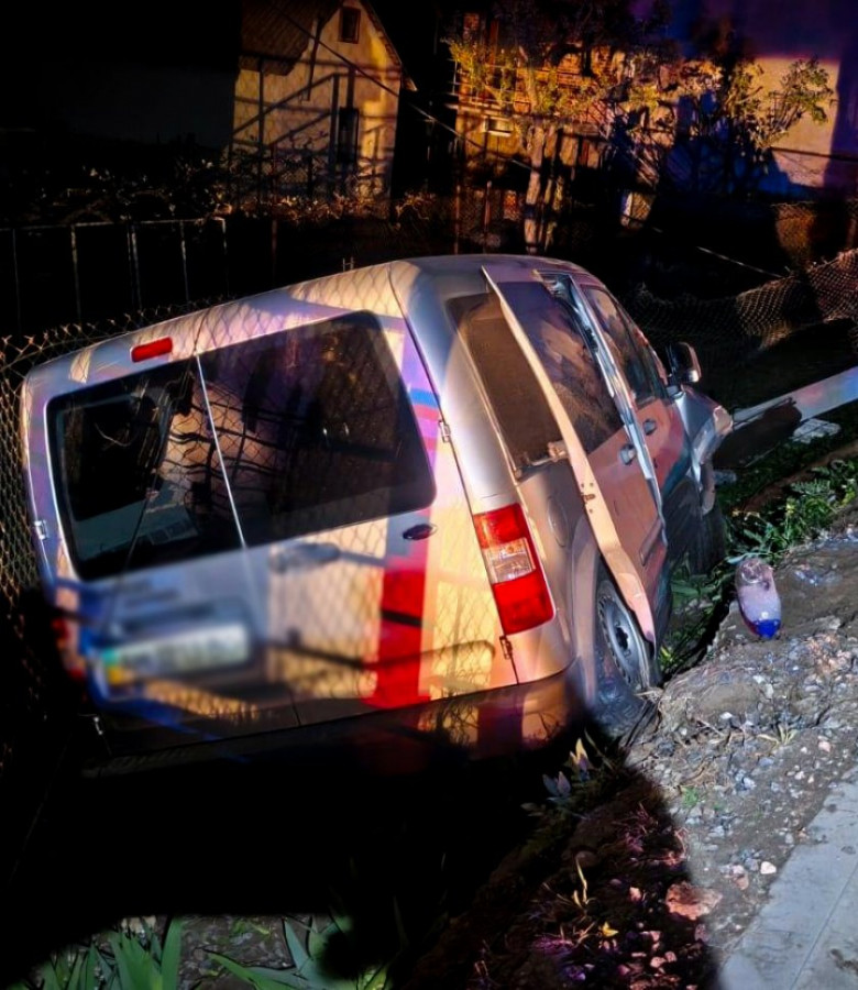 Фото до матеріалу: У Львові водія затиснуло в салоні Ford Transit після зіткнення з електроопорою