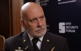 Фото до матеріалу: Яскравий тренч весни 2026: як носити стиль Даші Трегубової
