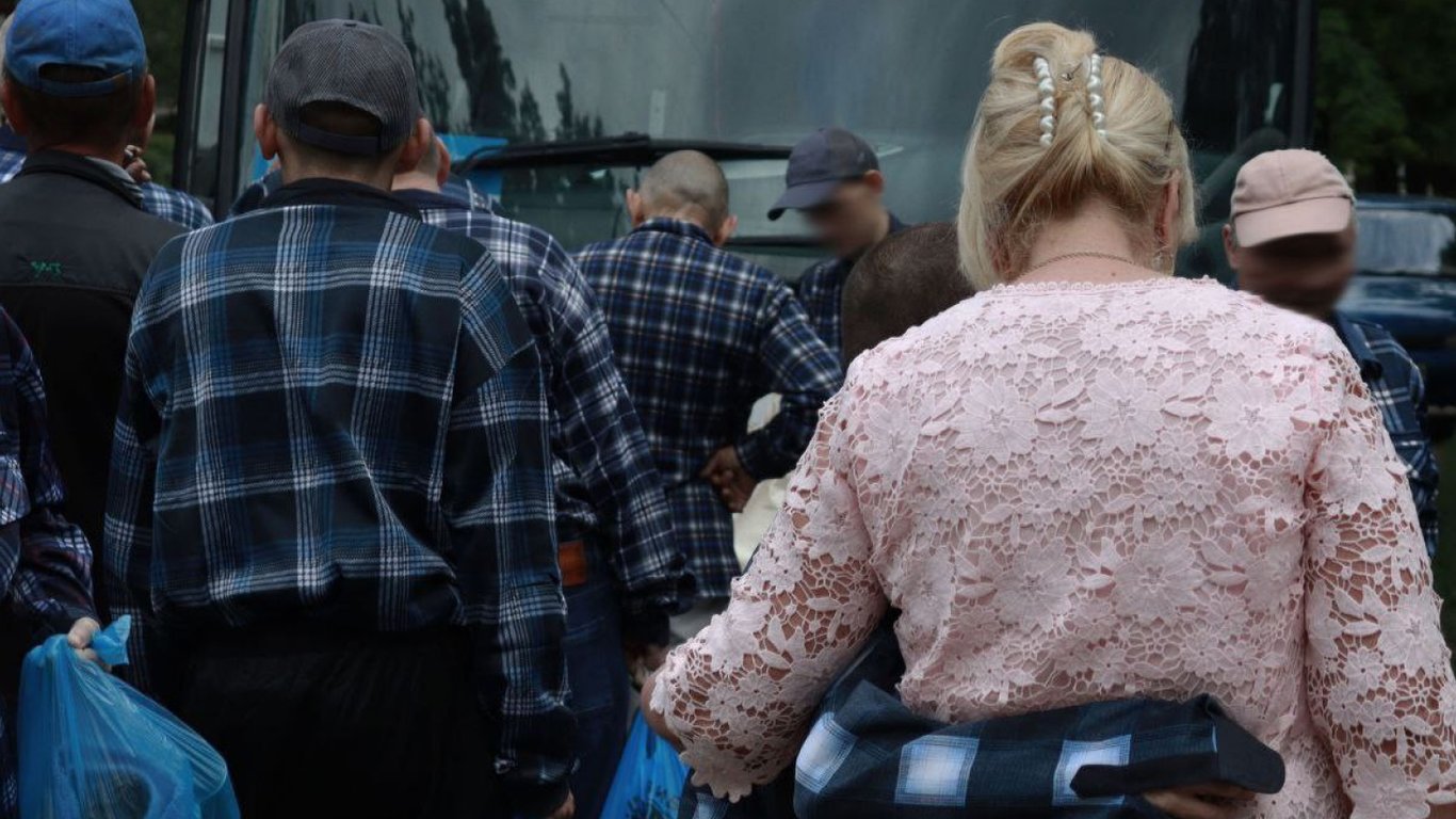 Фото до матеріалу: Примусова евакуація з трьох громад Нікопольщини: 1145 людей та 34 дитини вивозять з небезпечних зон