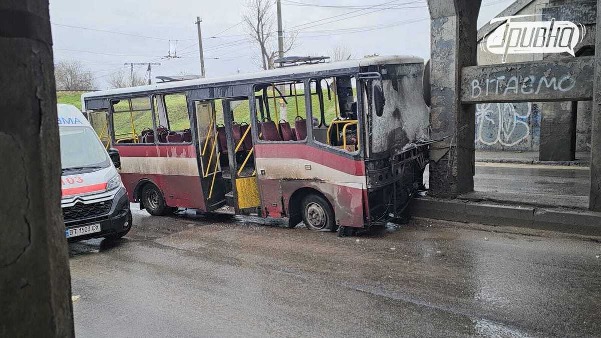 Фото до матеріалу: На Херсонщині ворожі дрони щодня виводять з ладу маршрутні автобуси