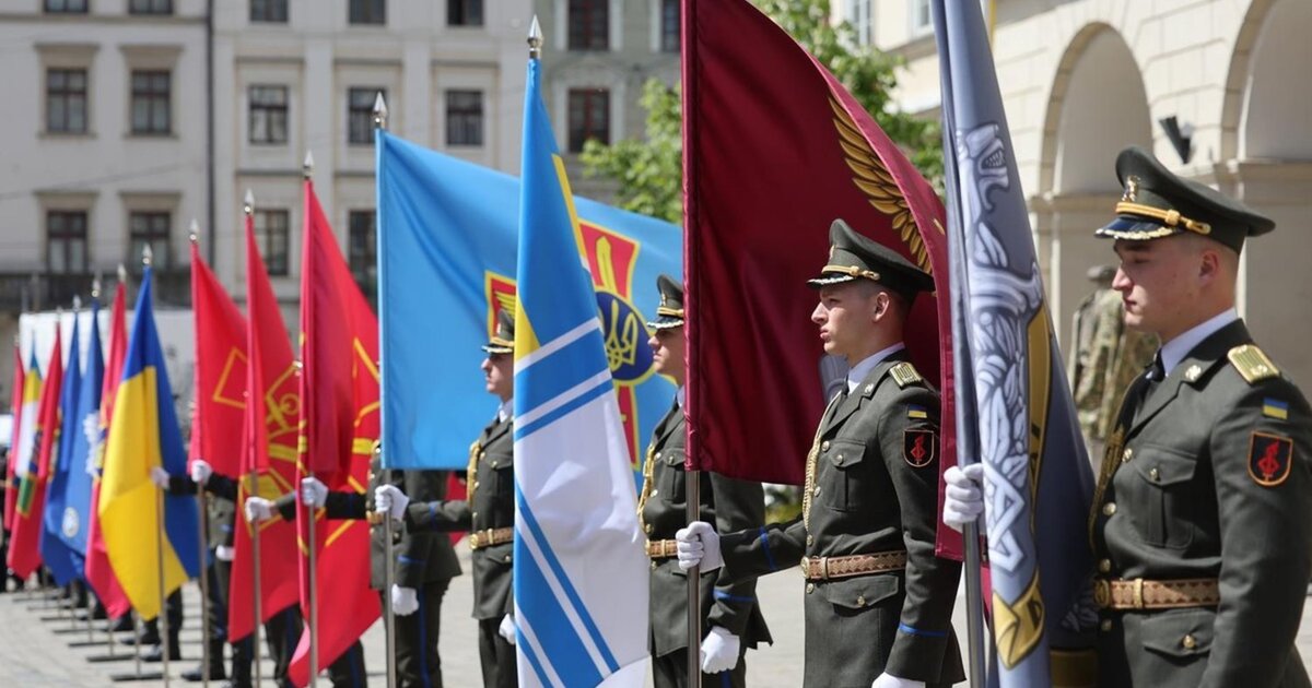 Фото до матеріалу: У Львові на площі Ринок підняли прапори всіх військових структур України