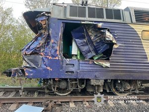 Фото до матеріалу: Поліція Львівщини встановлює обставини ДТП за участі потяга «Київ-Ужгород» та вантажівки