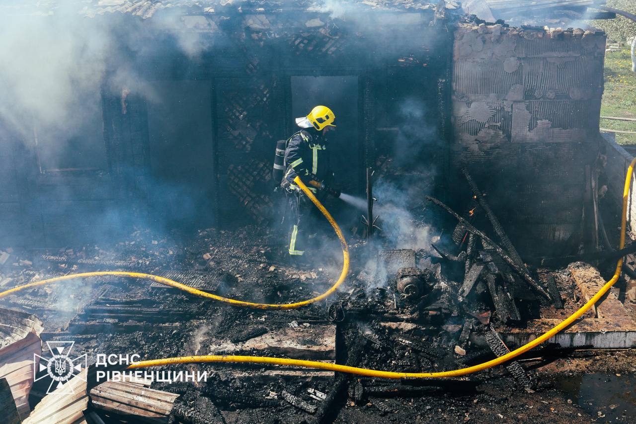 Фото до матеріалу: Вогонь знищив житловий будинок у Пустомитах: немає жертв