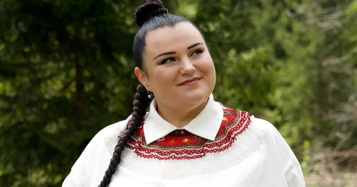 Фото до матеріалу: Неочікуване перетворення: alyona alyona в образі епатажної білявки порівняли з Пінк та Мадонною. Відео