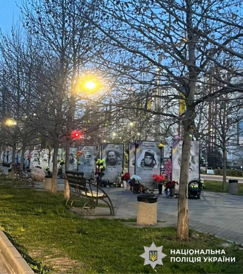 Фото до матеріалу: Крадіжка квітів з Алеї Героїв: поліція Київщини затримала винного