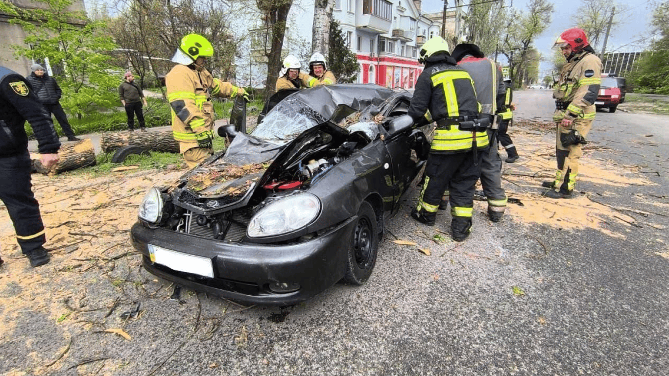 Фото до матеріалу: Негода в Україні: кількість загиблих зросла до трьох, трагедія сталася в Запоріжжі