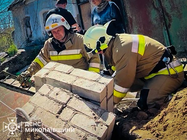 Фото до матеріалу: Рятувальники визволили чоловіка з-під бетонної плити в Вознесенську