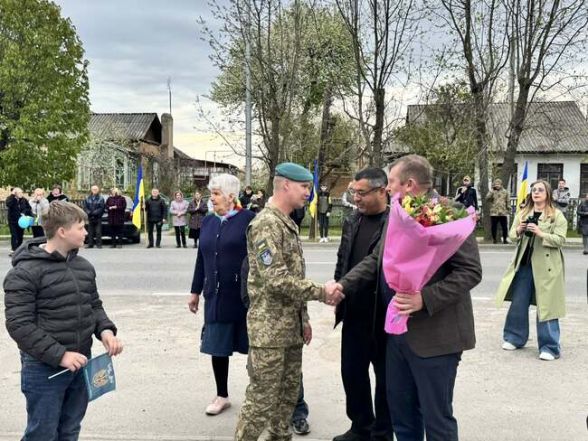 Фото до матеріалу: У Вінниччині з великою радістю зустріли захисника Руслана Басовського після 4 років полону