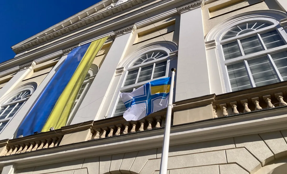 Фото до матеріалу: Біля львівської Ратуші урочисто підняли Військово-Морський прапор