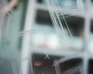 Фото до матеріалу: Як прибрати подряпини на склі вдома: 7 перевірених домашніх способів