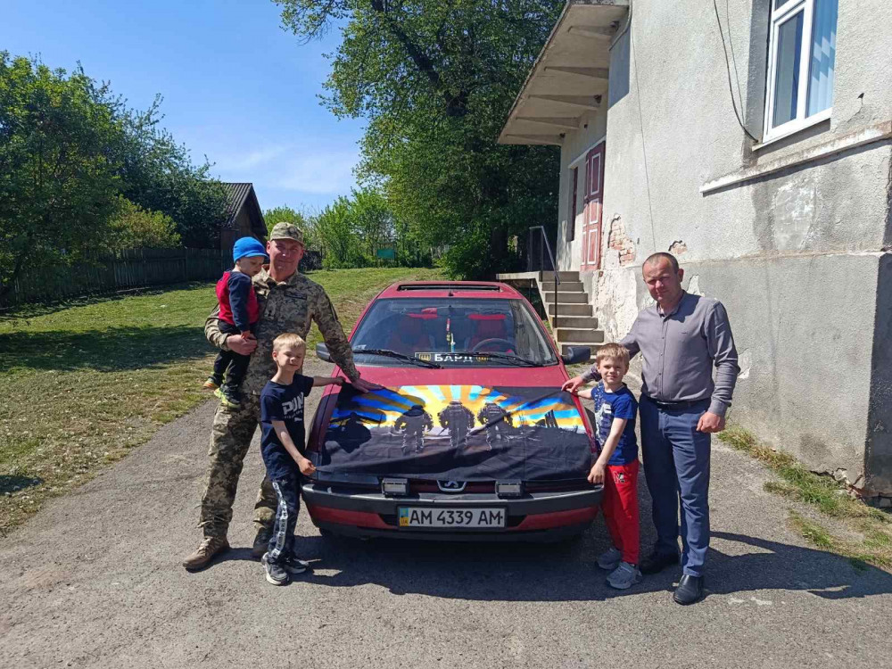Фото до матеріалу: Двоє 6- та 7-річних братиків з Донеччини купили авто для ЗСУ