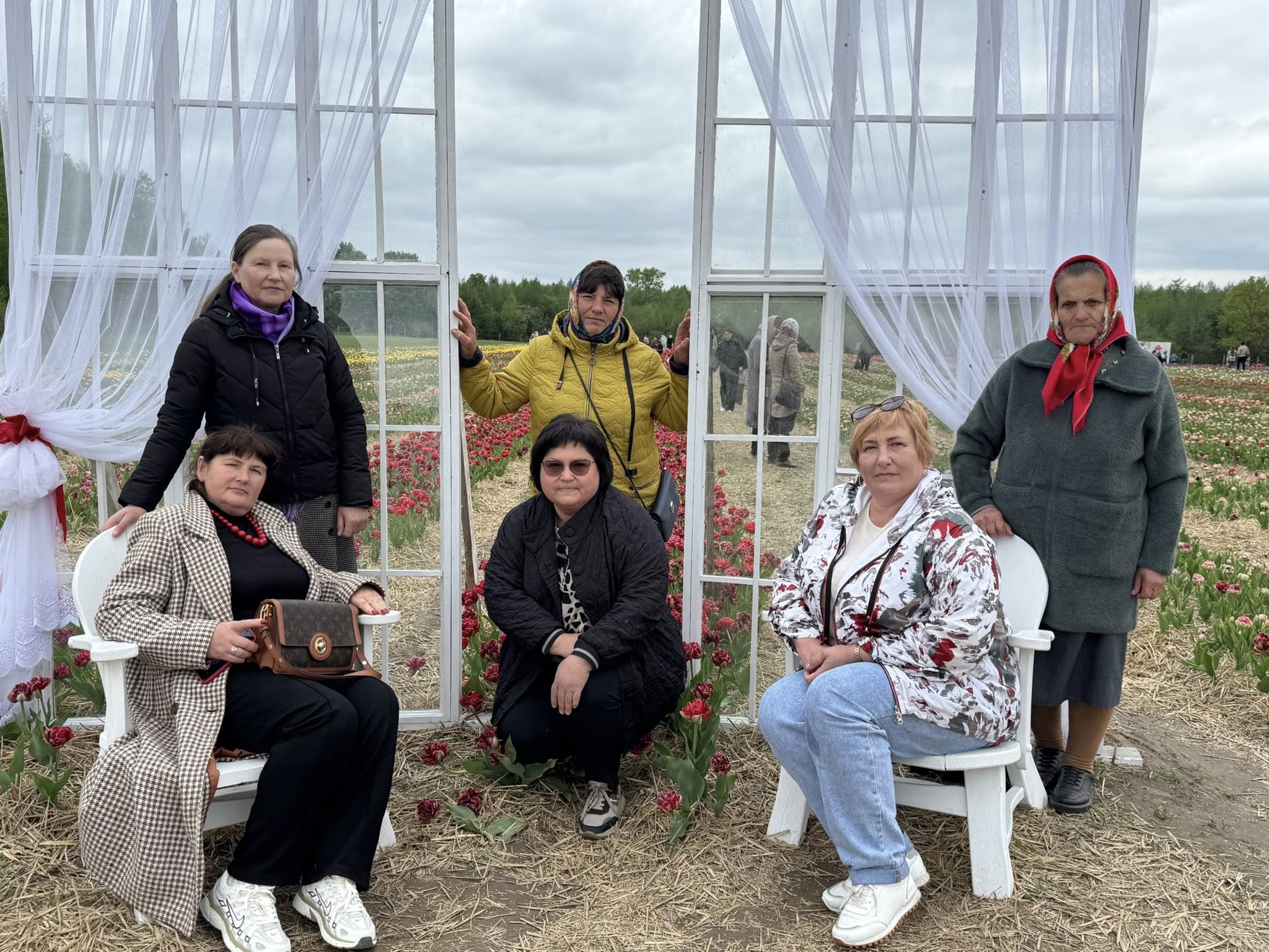 Фото до матеріалу: Мамі захисників із Велимченщини подарували день тюльпанів