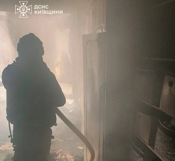Фото до матеріалу: На Бучанщині з палаючої квартири врятували 11-річного хлопчика, який ховався у задимленій ванній