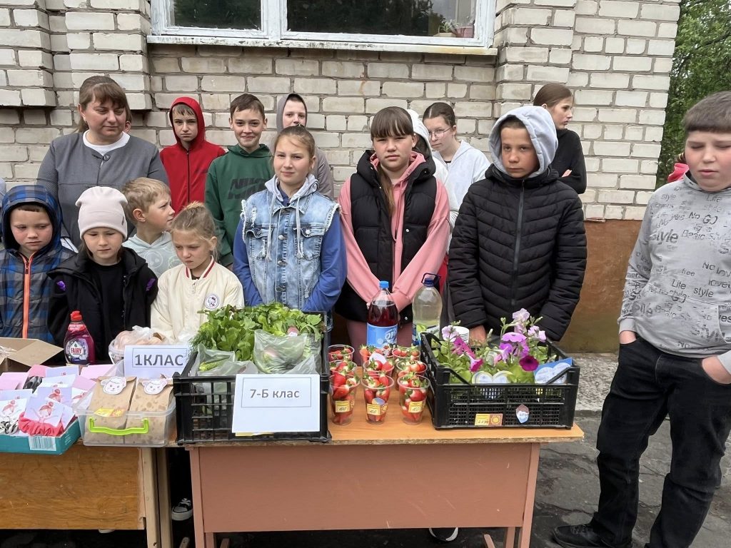 Фото до матеріалу: У Гораймівському ліцеї зібрано понад 40 тисяч гривень на підтримку ЗСУ
