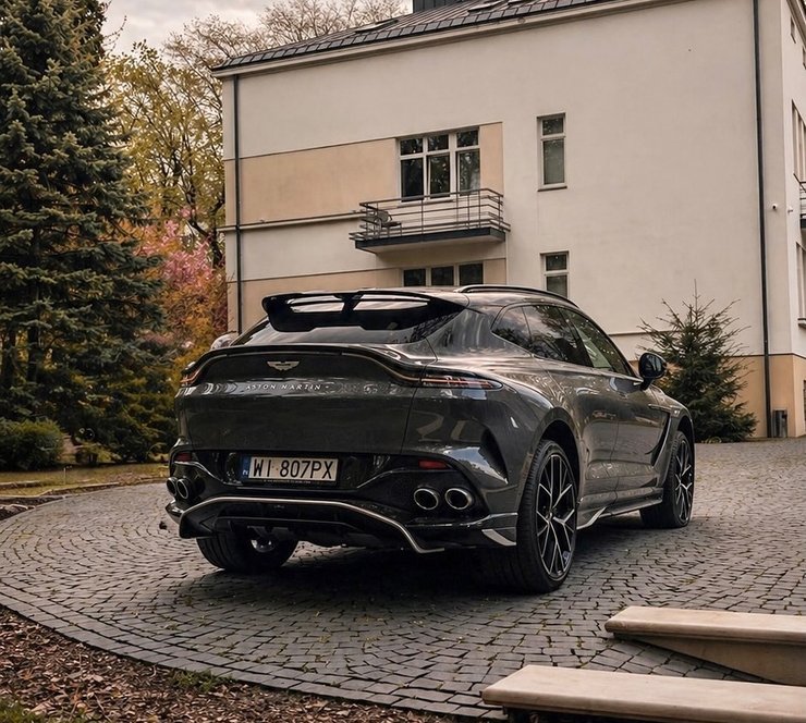 Фото до матеріалу: В Україні помітили ексклюзивний кросовер Aston Martin за 14 мільйонів на "бляхах" (фото)