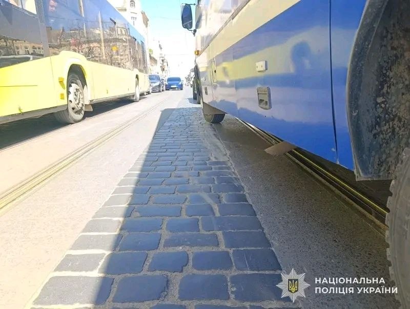 Фото до матеріалу: Автобус наїхав на пішохода на вулиці Городоцькій: поліція розслідує обставини ДТП