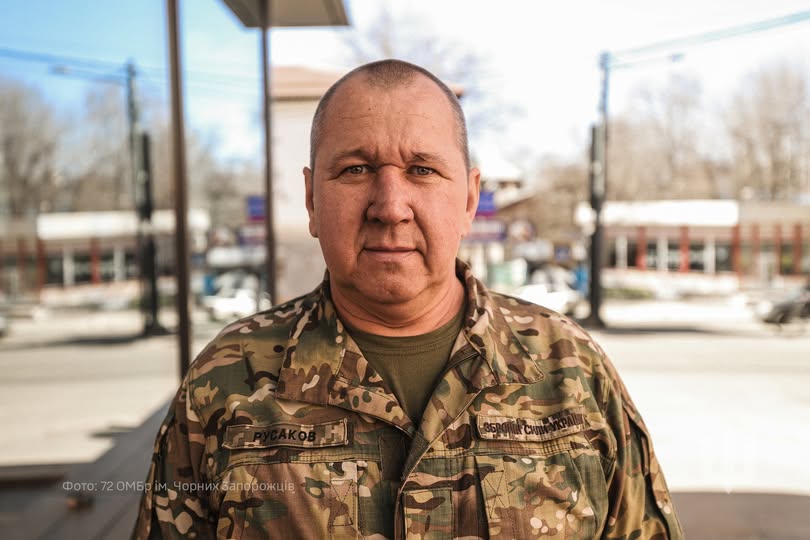 Фото до матеріалу: «У машині тиша — усі слухають небо»: історія «Степанича», який сім років возить побратимів крізь вогонь